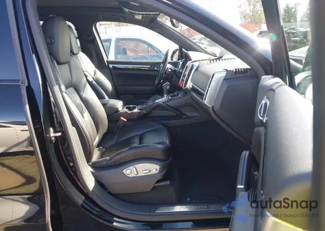 2016 Porsche Cayenne z USA, uszkodzony, nr VIN WP1AA2A28GKA11046